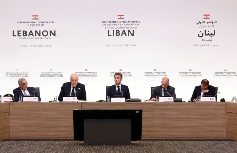 Le Premier ministre libanais Najib Mikati aux côtés d'Emmanuel Macron, du ministre libanais des Affaires étrangères , du ministre français des Affaires étrangères et du ministre français des Armées