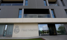 Le logo du Real Madrid est visible à l'entrée de la résidence de la première équipe de football