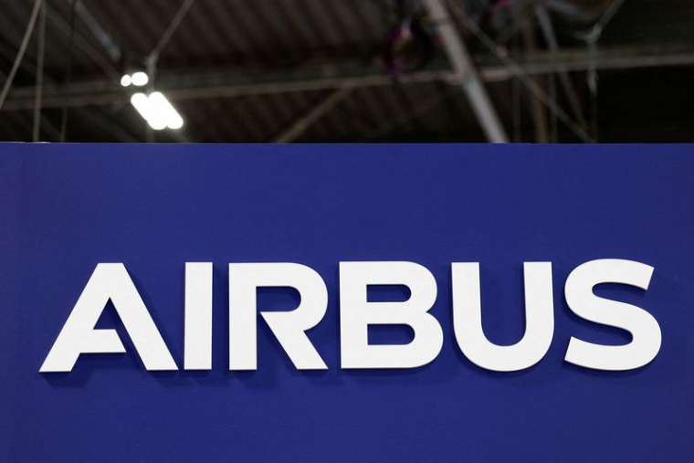 Le logo Airbus au Parc des Expositions de Paris-Nord-Villepinte, près de Paris