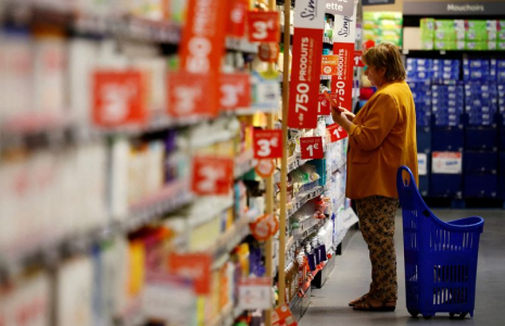 Un client fait ses courses dans un supermarché Carrefour à Montesson
