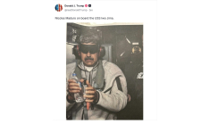 Cette image publiée sur le compte Truth Social du président américain Donald Trump le 3 janvier 2026 montre ce que le président Trump affirme être le président vénézuélien Nicolás Maduro à bord de l’USS Iwo Jima après que l’armée américaine l’a capturé le 3 janvier 2026 ( US President Donald Trump's TRUTH Social account / HANDOUT )