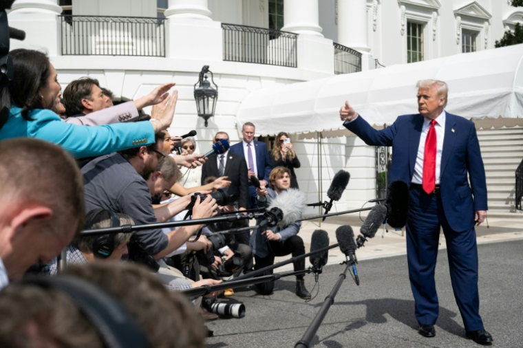 Le président américain Donald Trump s'adresse à la presse sur la pelouse sud de la Maison Blanche, le 3 avril 2025 à Washington ( AFP / SAUL LOEB )