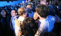Des soutiens du Parti québécois célèbrent leur victoire à Montréal le 5 octobre 2026 ( AFP / Andrej Ivanov )
