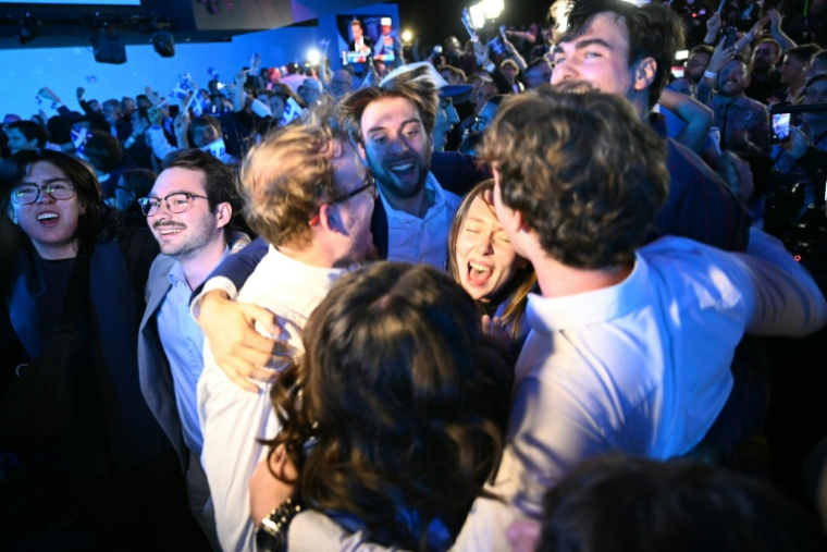 Des soutiens du Parti québécois célèbrent leur victoire à Montréal le 5 octobre 2026 ( AFP / Andrej Ivanov )