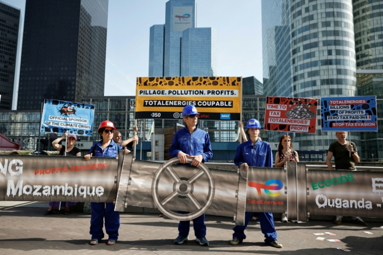 Des militants d'ONG environnementales ont manifesté pendant une demi-heure dans le quartier d’affaires de la Défense, avant l'AG de TotalEnergies, à Paris le 29 mai 2026 ( AFP / SIMON WOHLFAHRT )