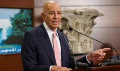 L'émissaire américain Tom Barrack lors d'une conférence de presse à l'issue d'une rencontre avec le président libanais Joseph Aoun, le 18 août 2025 à Beyrouth ( AFP / ANWAR AMRO )