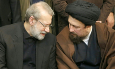 Le chef du Conseil suprême de sécurité nationale iranien Ali Larijani (à gauche) s'entretient avec Hassan Khomeini, petit-fils du fondateur de la République islamique, le 9 janvier 2017 à Téhéran ( AFP / ATTA KENARE )