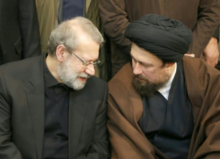 Le chef du Conseil suprême de sécurité nationale iranien Ali Larijani (à gauche) s'entretient avec Hassan Khomeini, petit-fils du fondateur de la République islamique, le 9 janvier 2017 à Téhéran ( AFP / ATTA KENARE )