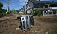 Une voiture accidentée après les pluies diluviennes qui se sont abattues dans le nord de la Chine, dans les rues du district de Huairou, à Pékin, le 30 juillet 2025 ( AFP / Pedro Pardo )