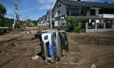 Une voiture accidentée après les pluies diluviennes qui se sont abattues dans le nord de la Chine, dans les rues du district de Huairou, à Pékin, le 30 juillet 2025 ( AFP / Pedro Pardo )