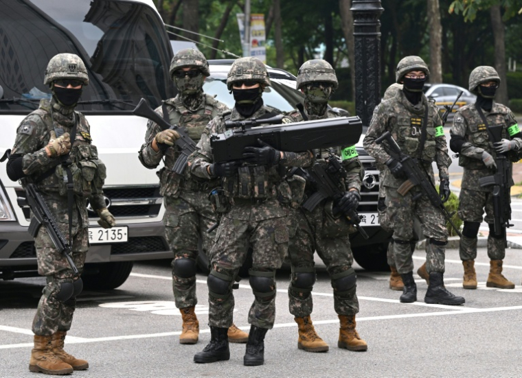 Des soldats sud-coréens participent à un exercice antiterroriste dans un hôtel àSéoul, le 19 août 2026, en marge d'un exercice militaire conjoint entre la Corée du Sud et les États-Unis baptisé "Ulchi Freedom Shield" ( AFP / Jung Yeon-je )
