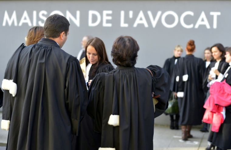 Des robes noires rassemblées pour une manifestation devant la Maison de l'avocat à Nantes, le 21 novembre 2014 ( AFP / GEORGES GOBET )
