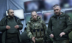 Oleksandre Syrsky (centre), dans un lieu non dévoilé en Ukraine, le 14 février 2024. ( Armed Forces of Ukraine / HANDOUT )