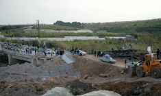 Des Libanais déplacés retournent chez eux en passant sur un pont endommagé par des frappes israéliennes dans la région de Qasmiyeh, dans le sud du Liban, le 17 avril 2026 ( AFP / ibrahim AMRO )