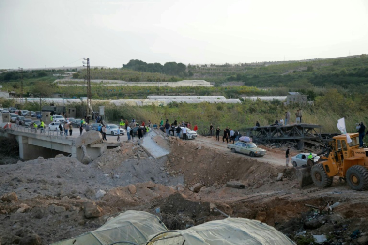 Des Libanais déplacés retournent chez eux en passant sur un pont endommagé par des frappes israéliennes dans la région de Qasmiyeh, dans le sud du Liban, le 17 avril 2026 ( AFP / ibrahim AMRO )