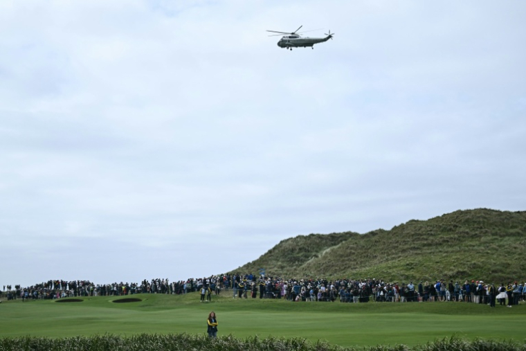 Un hélicoptère transportant le président américain Donald Trump se prépare à atterrir sur son parcours de golf à Doonbeg, dans l’ouest de l’Irlande, le 12 septembre 2026 ( AFP / Brendan SMIALOWSKI )