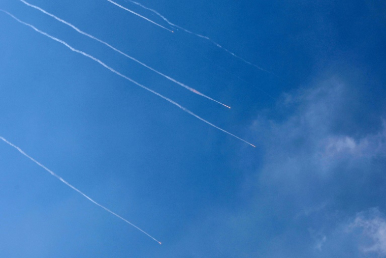 Des traînées sont visibles dans le ciel au-dessus de la ville côtière israélienne de Netanya lors d’un nouveau tir de missiles iraniens, le 17 juin 2025 ( AFP / JACK GUEZ )