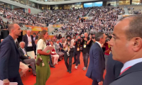 Les chefs et représentants de partis arrivent pour le débat de clôture devant le Medef