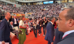 Les chefs et représentants de partis arrivent pour le débat de clôture devant le Medef