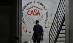 Un patient devant le Centre d'accueil, de soins et d'accompagnement (CASA) à Abidjan le 14 août 2025, en Côte d'Ivoire ( AFP / Issouf SANOGO )