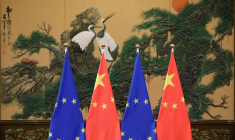 Photo d'archives des drapeaux de l'Union européenne et de la Chine lors du sommet Chine-UE à Pékin