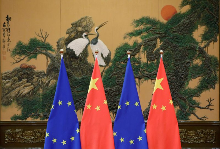 Photo d'archives des drapeaux de l'Union européenne et de la Chine lors du sommet Chine-UE à Pékin