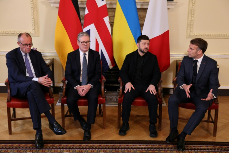 (g-d) Le chancelier allemand Friedrich Merz, le Premier ministre britannique Keir Starmer, le président ukrainien Volodymyr Zelensky et le président français Emmanuel Macron lors d'une rencontre au 10 Downing Street, le 8 décembre 2025 à Londres ( POOL / Adrian DENNIS )
