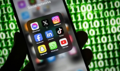 Le public au niveau mondial s'informe désormais davantage sur Facebook, YouTube ou TikTok que via les médias traditionnels ( AFP / SEBASTIEN BOZON )