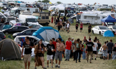 Des participants à la free party à Cornusse, dans le Cher, le 2 mai 2026 ( AFP / Kenzo TRIBOUILLARD )