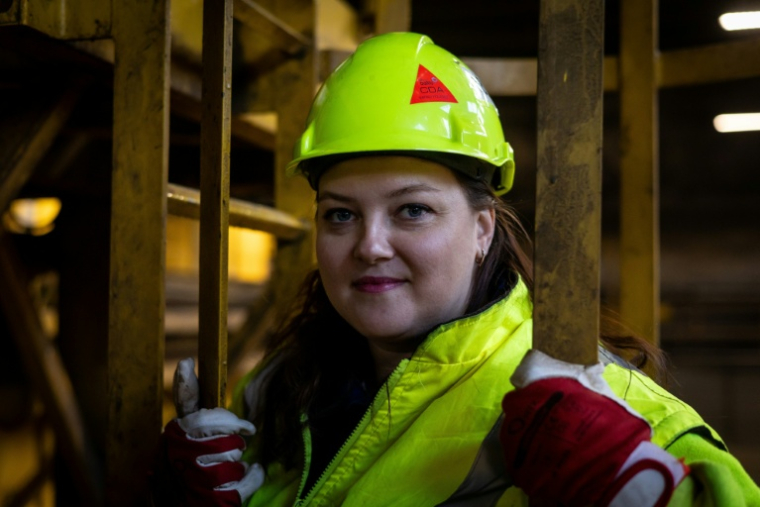 Nadia Bogomal, une grutière de 37 ans, pose une unité de production des chantiers navals de Gdansk, le 6 mars 2026 ( AFP / Wojtek RADWANSKI )