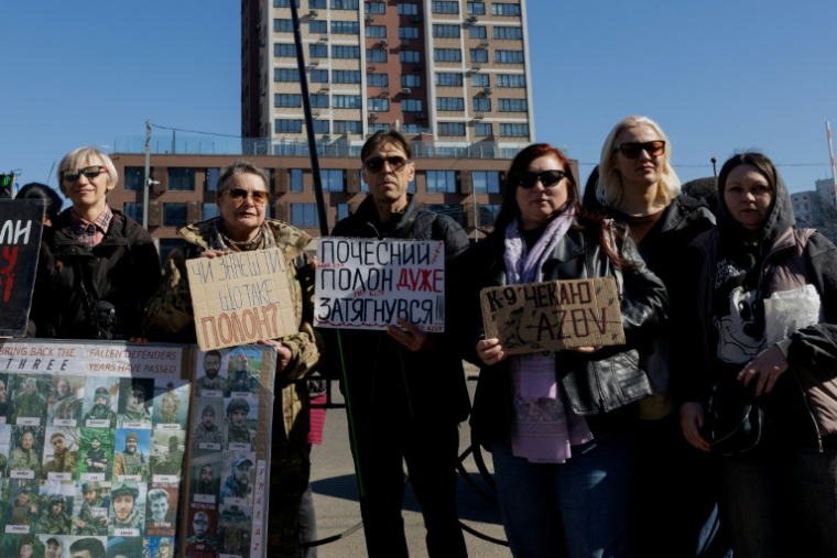 Manifestation à Kiev pour un échange de prisonniers. Le 2 mars 2026 ( AFP / Tetiana DZHAFAROVA )
