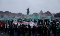 Des agriculteurs manifestent devant le château de Versailles, répondant à l'appel de mobilisation nationale contre le projet d'accord commercial Mercosur, lancé par la première alliance syndicale agricole FNSEA-Jeunes Agriculteurs, le 26 septembre 2025 ( AFP / GEOFFROY VAN DER HASSELT )