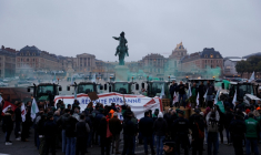 Des agriculteurs manifestent devant le château de Versailles, répondant à l'appel de mobilisation nationale contre le projet d'accord commercial Mercosur, lancé par la première alliance syndicale agricole FNSEA-Jeunes Agriculteurs, le 26 septembre 2025 ( AFP / GEOFFROY VAN DER HASSELT )