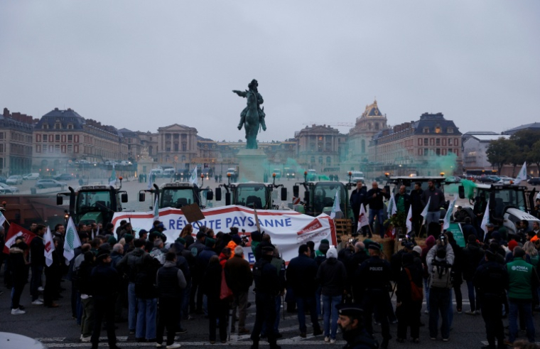 Des agriculteurs manifestent devant le château de Versailles, répondant à l'appel de mobilisation nationale contre le projet d'accord commercial Mercosur, lancé par la première alliance syndicale agricole FNSEA-Jeunes Agriculteurs, le 26 septembre 2025 ( AFP / GEOFFROY VAN DER HASSELT )