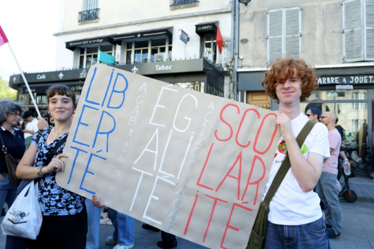 Des lycéens tiennent une pancarte portant l'inscription "Liberté, Égalité, Scolarité" aux couleurs du drapeau français, lors d'un rassemblement organisé à Saint-Denis, en Seine-Saint-Denis, le 4 octobre 2026 ( AFP / Kenzo TRIBOUILLARD )