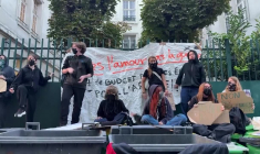 Blocus des lycées: mobilisation devant le lycée Simone-Weil à Paris