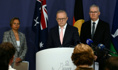 Le Premier ministre australien Anthony Albanese s'exprime lors d'une conférence de presse au sujet de l'attentat antisémite de la plage de Bondi, le 30 avril 2026 à Sydney ( AFP / Saeed KHAN )