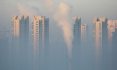 Vue sur des bâtiments résidentiels lors d'une journée polluée à Harbin, en Chine