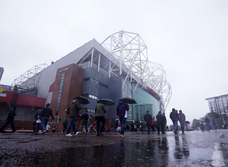 Un supporter de Manchester United banni à vie après avoir agressé un influenceur