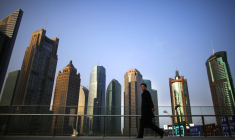 Photo d'archive :  Un homme marche dans le quartier financier de Pudong à Shanghai