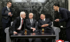 Cette photo prise le 26 avril 2026 et diffusée par l'agence de presse nord-coréenne KCNA montre le dirigeant nord-coréen Kim Jong Un (2e à droite) en compagnie du président de la Douma  russe, Viatcheslav Volodine (au centre), et du ministre russe de la Défense, Andreï Beloussov (2e à gauche) ( KCNA VIA KNS / STR )