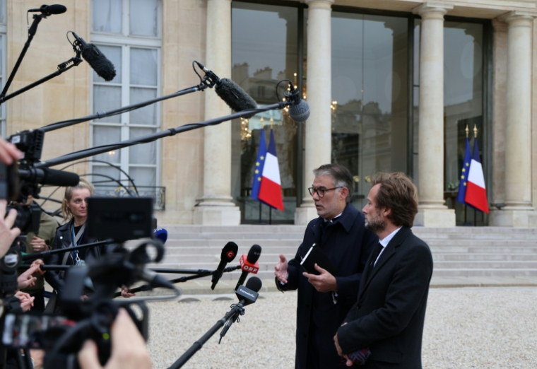 Le premier secrétaire du Parti socialiste Olivier Faure s'exprime face à la presse au côté du chef de file des députés socialistes Boris Vallaud, le 10 octobre 2025 après une rencontre avec le président Emmanuel Macron au palais de l'Elysée à Paris ( AFP / Ludovic MARIN )