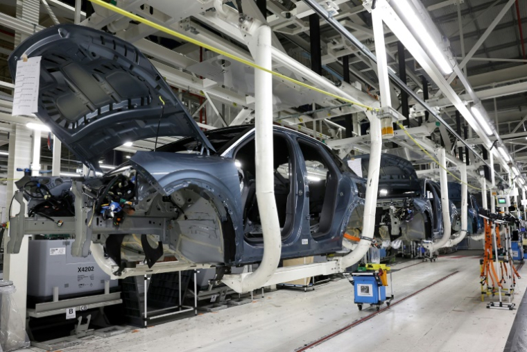 La part des voitures électriques stagne autour de 18% sur les cinq premiers mois de l'année", avec 119.475 véhicules immatriculés, soit "près de 10.000 de moins que pour la même période l'an dernier ( AFP / FREDERICK FLORIN )