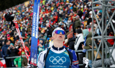 Le biathlète français Eric Perrot, médaillé d'argent de l'individuel, aux JO de Milan Cortina, le 10 février 2026 à Anterselva ( AFP / Odd ANDERSEN )