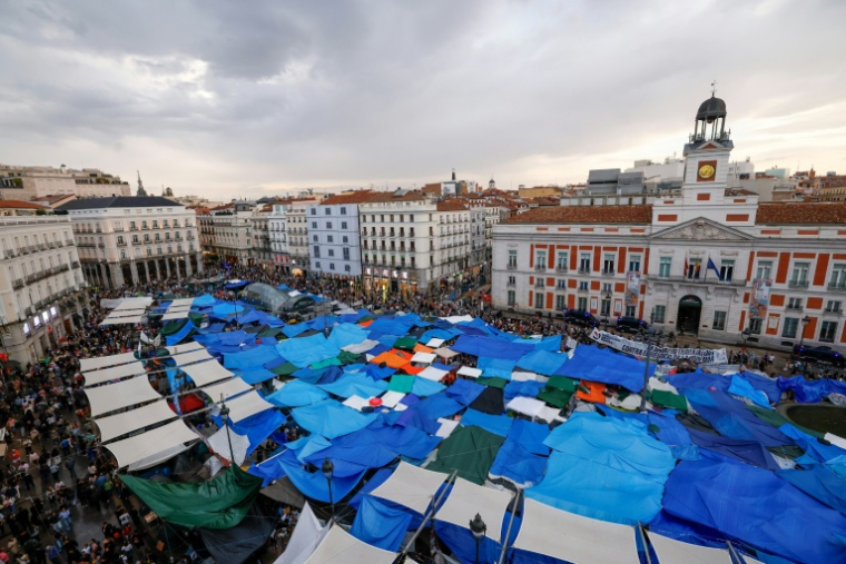 Des centaines de manifestants campent le 2 octobre 2026 sur la Puerta del Sol, en plein cœur de Madrid ( AFP / Oscar DEL POZO )