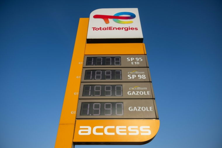 Un panneau affiche les prix de l'E10, du SP98, du diesel Suprême et du diesel dans une station-service Total Energy à Saint-Léonard, le 9 mars 2026 dans le Pas-de-Calais ( AFP / Sameer Al-DOUMY )