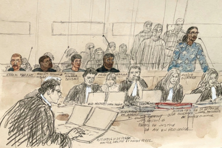Croquis d’audience du 19 octobre 2026 montrant l’accusé Amine Oualane (d) tet ses coaccusés (g-d) : Karim Harrat, Nadjim Mbae, Ahmed Zakaria Bensaci et Malik Kariba lors de leur procès, à Aix-en-Provence, dans une affaire de meurtres liée au trafic de stupéfiants et au réseau DZ Mafia à Marseille entre décembre 2020 et janvier 2021 ( AFP / Benoit PEYRUCQ )