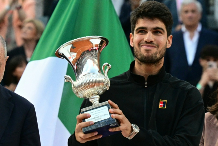 L'ESpagnol Carlos Alcaraz avec le trophée de vainqueur du Masters 1000 de Rome après sa victoire en finale contre l'Italien Jannik Sinner le 18 mai 2025 ( AFP / Tiziana FABI )