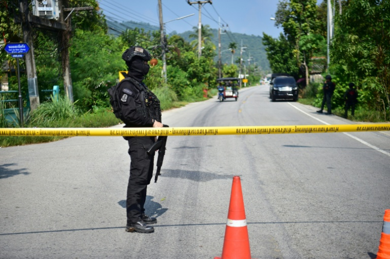 Des soldats thailandais établissent un barrage dans le district de Cho Airong après une série d'attaques  incendiaires dans la province méridionale thaïlandaise de Narathiwat, le 23 août 2026  ( AFP / Madaree TOHLALA )