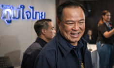 Le Premier ministre thaïlandais et chef du parti Bhumjaithai, Anutin Charnvirakul, après une conférence de presse à l'issue des élections législatives thaïlandaises à Bangkok, le 8 février 2026 ( AFP / Chanakarn LAOSARAKHAM )